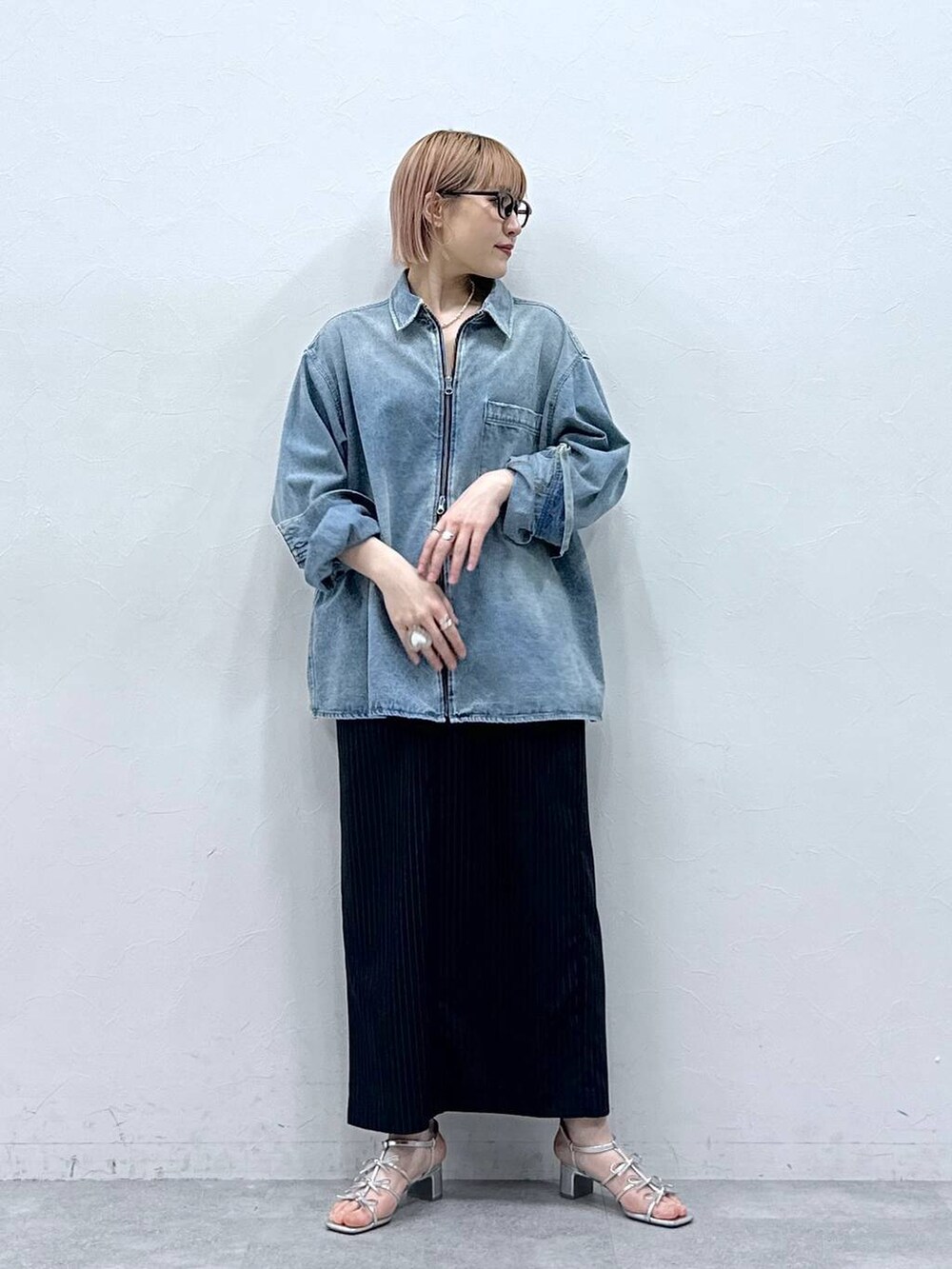ブルー系のシャツ/ブラウス、ブルー系のスカートを着用したレディースの春コーディネートの2枚目の写真