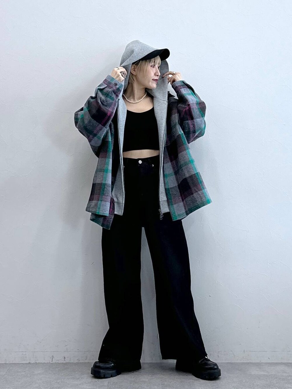 ブラック系のデニムパンツ、ブラック系のローファー、グレー系のシャツ/ブラウスを着用したレディースの秋コーディネートの5枚目の写真