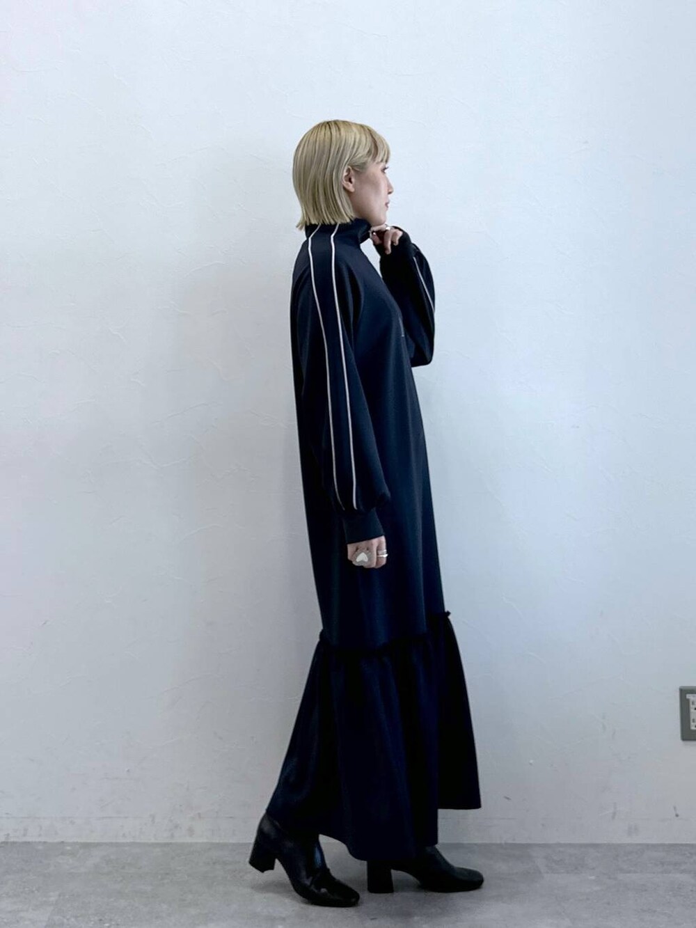 ブルー系のワンピースを着用したレディースの夏コーディネートの4枚目の写真