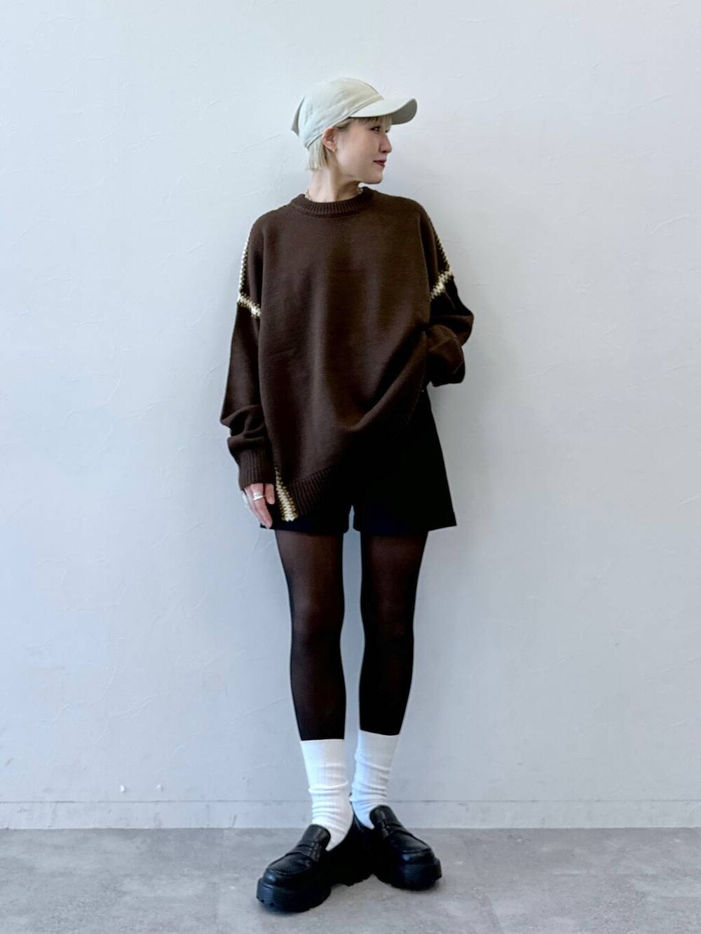 ブラウン系のニット/セーター、ブラック系のその他パンツ、ブラック系のローファーを着用したレディースの冬コーディネートの2枚目の写真