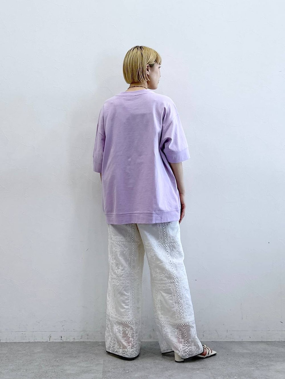 パープル系のTシャツ/カットソー、ホワイト系のその他パンツを着用したレディースの春コーディネートの6枚目の写真