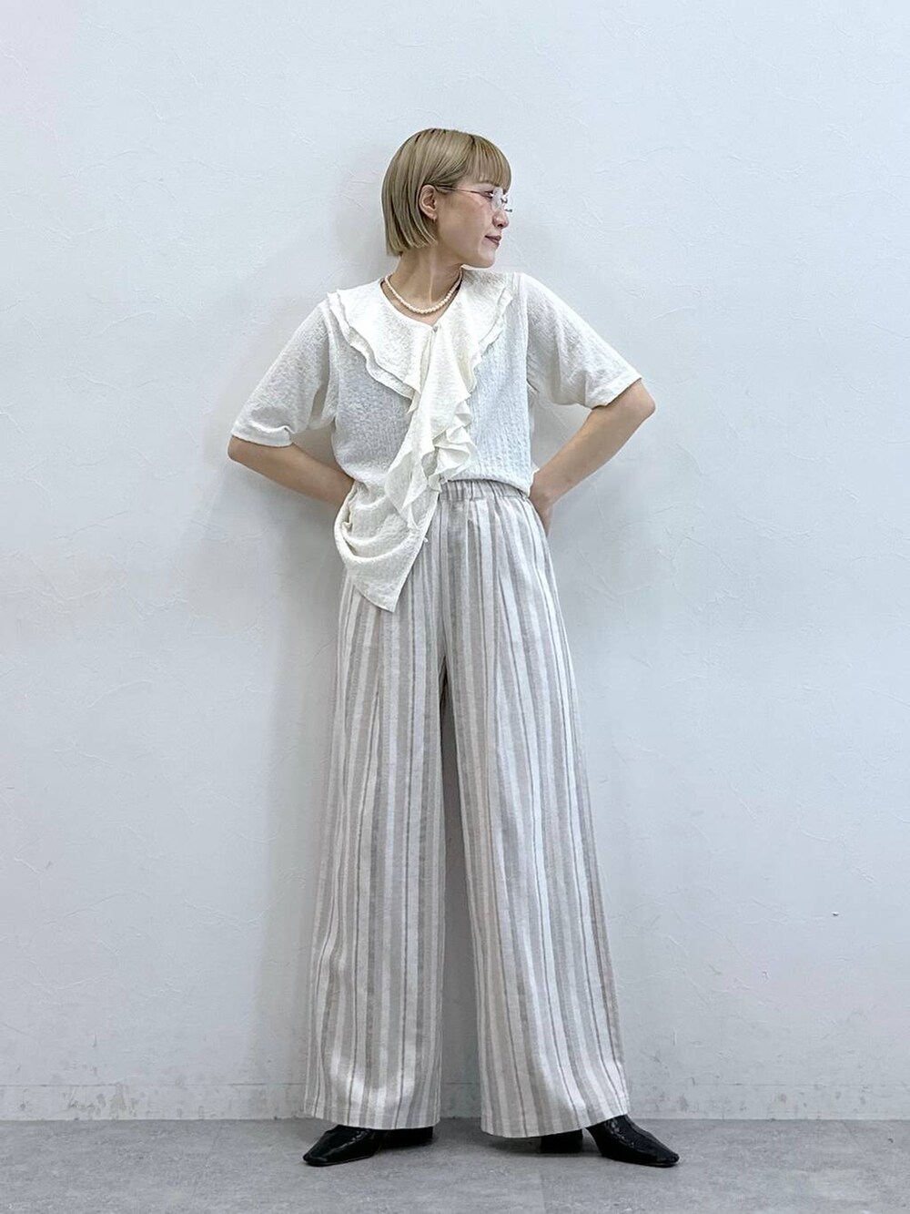 ホワイト系のシャツ/ブラウス、ベージュ系のその他パンツを着用したレディースの夏コーディネートの5枚目の写真