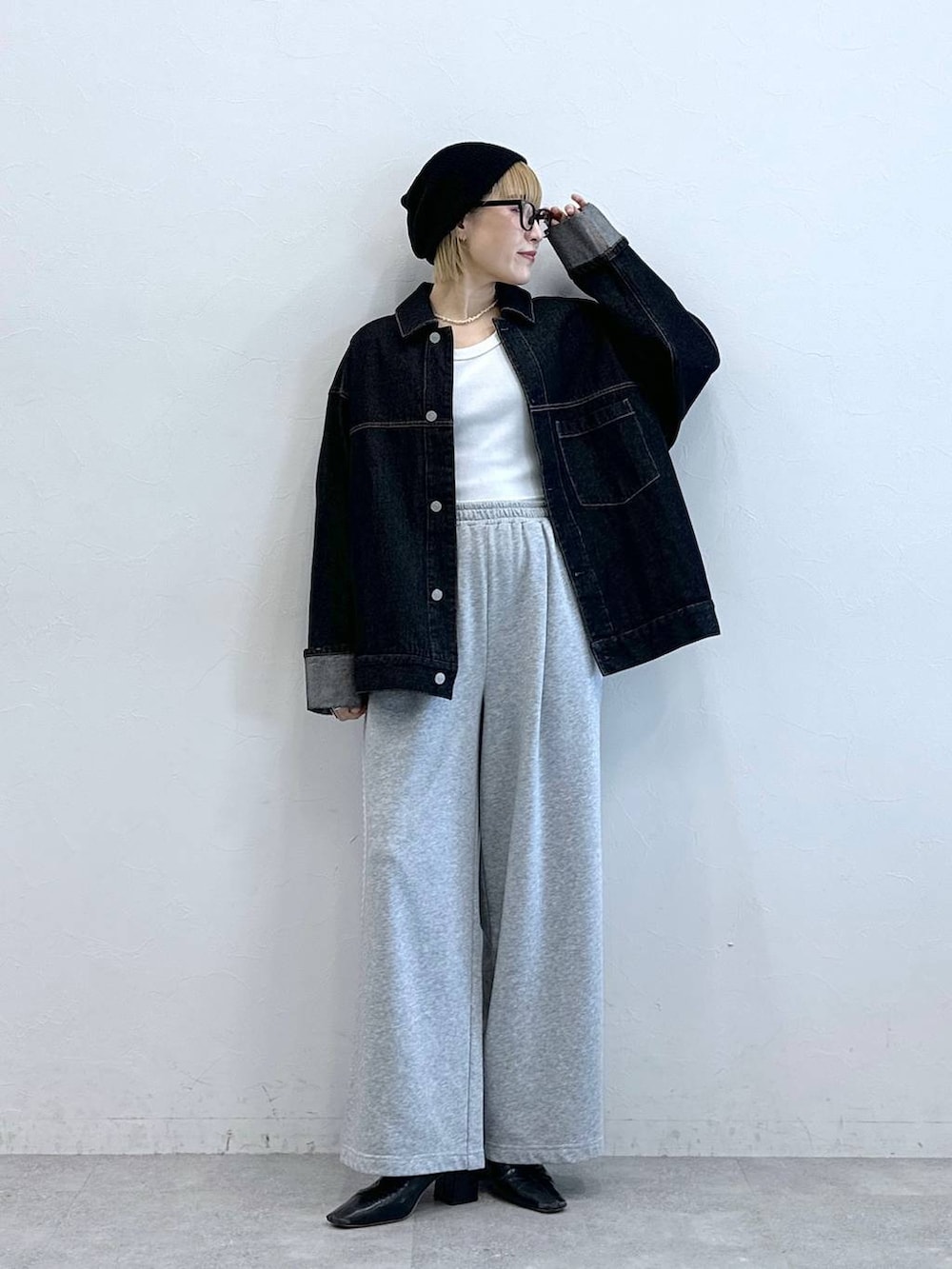 ブラック系のデニムジャケット、グレー系のスウェットパンツ、ブラック系のニットキャップ/ビーニーを着用したレディースの夏コーディネートの4枚目の写真