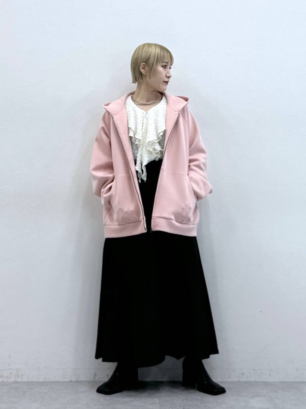 ブラウン系のスカート、ホワイト系のシャツ/ブラウス、その他のパーカーを着用したレディースの秋コーディネートの4枚目の写真