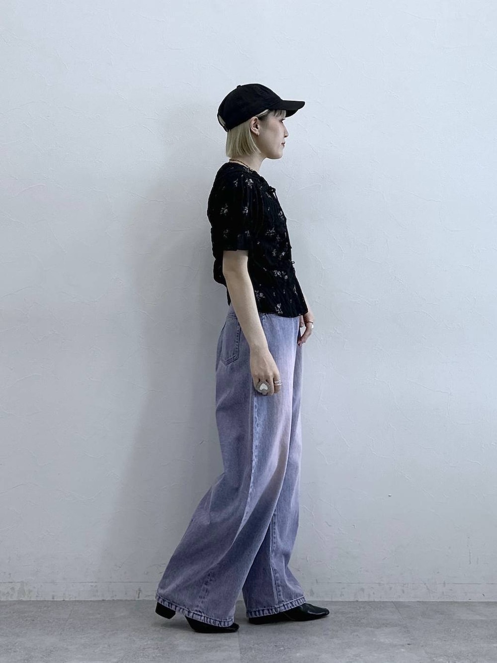 ピンク系のデニムパンツ、ホワイト系のブラジャーを着用したレディースの夏コーディネートの3枚目の写真