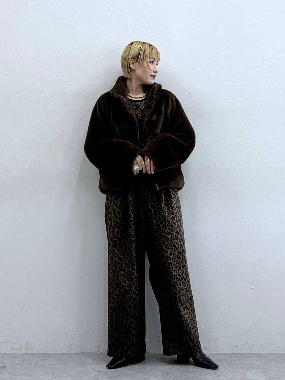 その他のチノパンツ、ブラウン系のブルゾンを着用したレディースの冬コーディネートの2枚目の写真