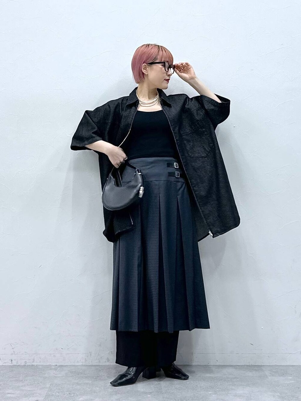 ブラック系のスラックス、グレー系のスカート、ブラック系のシャツ/ブラウスを着用したレディースの春コーディネートの2枚目の写真