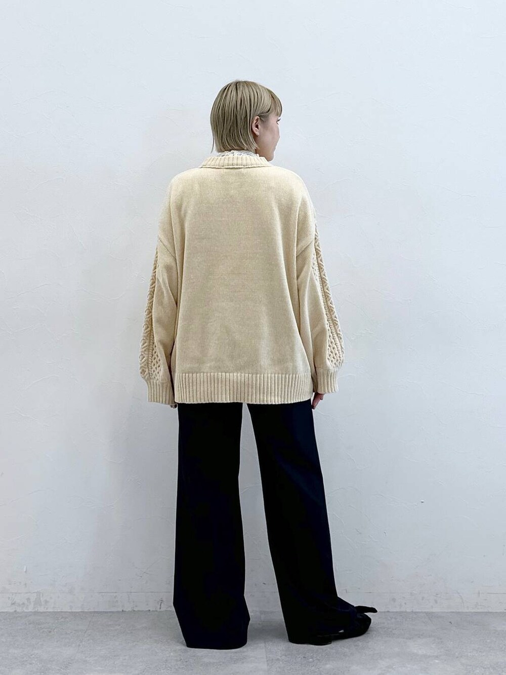 ホワイト系のTシャツ/カットソー、ブラック系のスラックス、ホワイト系のTシャツ/カットソーを着用したレディースの秋コーディネートの5枚目の写真