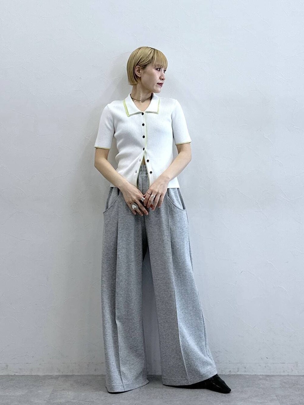 グレー系のスウェットパンツ、ホワイト系のカーディガン/ボレロを着用したレディースの春コーディネートの3枚目の写真