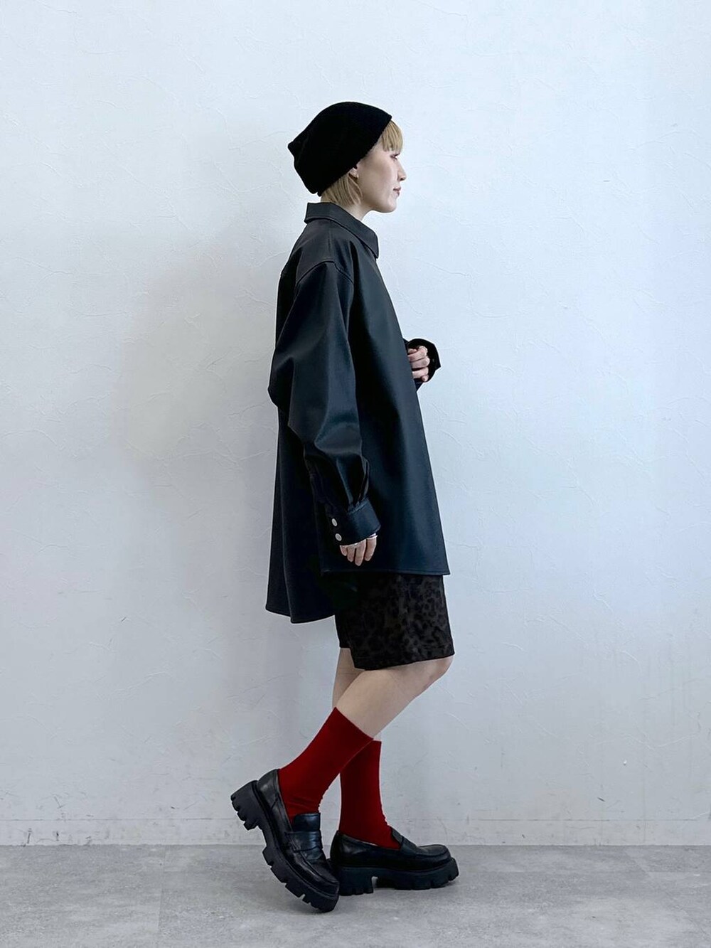 ブラック系のローファー、ブラック系のシャツ/ブラウス、グレー系のスラックスを着用したレディースの秋コーディネートの5枚目の写真