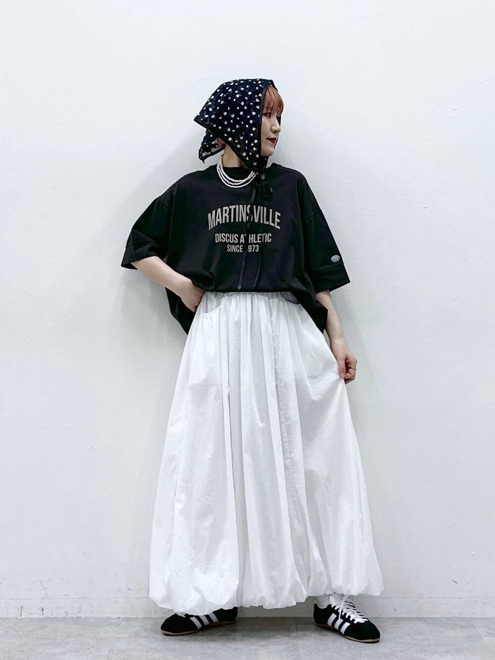 ホワイト系のTシャツ/カットソー、ホワイト系のスカートを着用したレディースの春コーディネートの3枚目の写真
