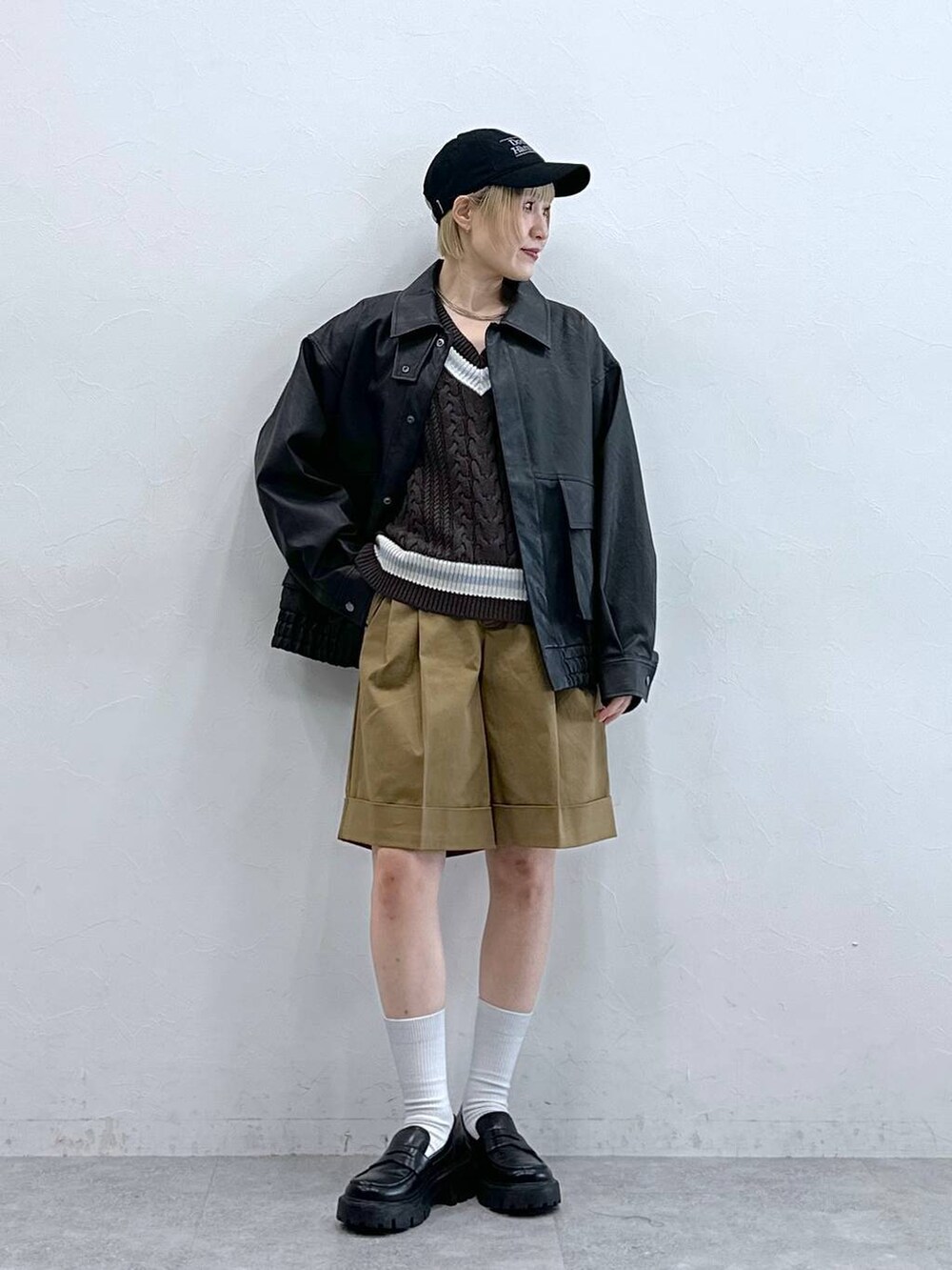 ブラック系のローファー、ブラック系のブルゾン、ブラウン系のニット/セーターを着用したレディースの秋コーディネートの3枚目の写真