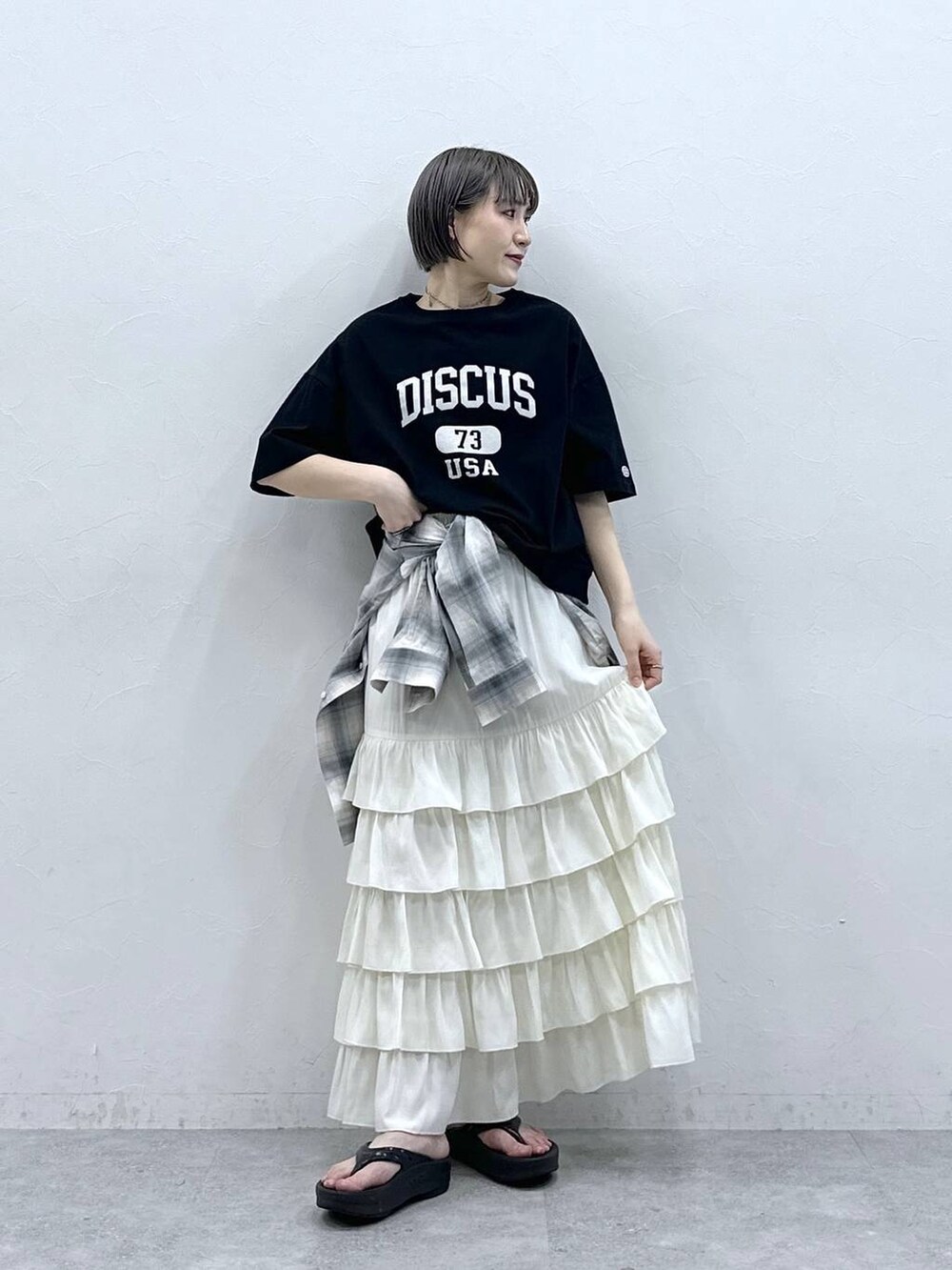 ブラック系のTシャツ/カットソー、ブルー系のシャツ/ブラウス、ホワイト系のスカートを着用したレディースの春コーディネートの3枚目の写真