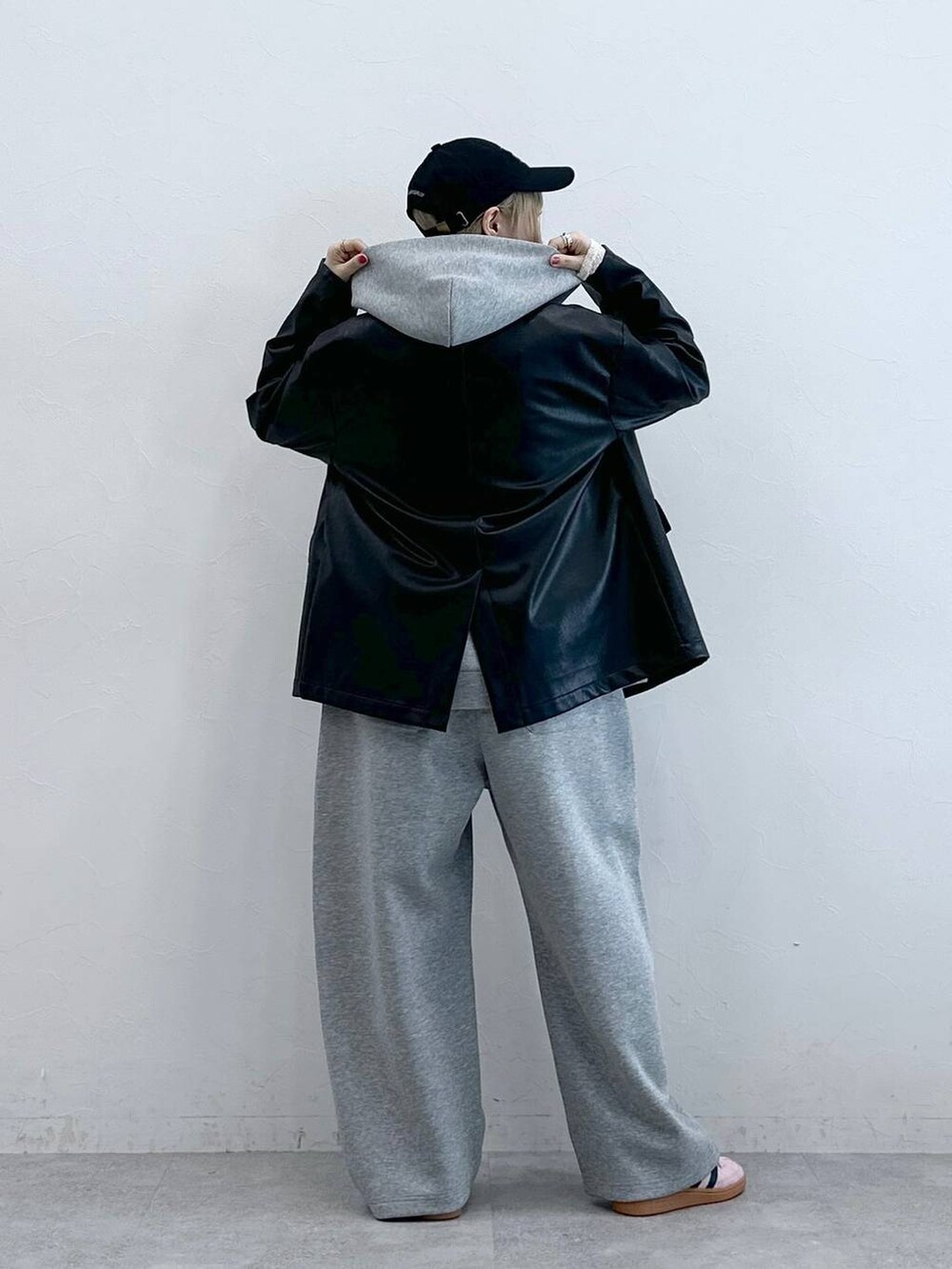 ホワイト系のTシャツ/カットソー、その他のテーラードジャケット、グレー系のパーカーを着用したレディースの冬コーディネートの5枚目の写真