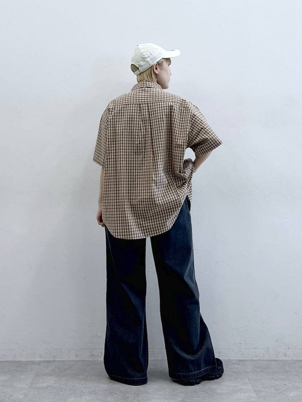 ベージュ系のその他パンツ、ベージュ系のシャツ/ブラウス、ホワイト系のキャップを着用したレディースの春コーディネートの5枚目の写真