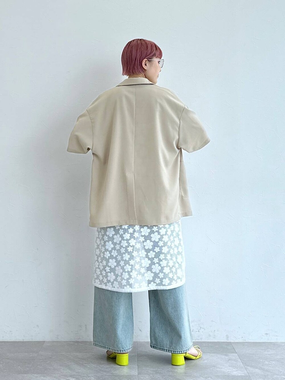 「RAGEBLUEの＜セットアップ対応＞3size展開/フラワー刺繍ダメージワイドデニム（デニムパンツ、ブルー系）」を使った、たけおさん（レディース・157cm）の春コーディネートの5枚目の写真