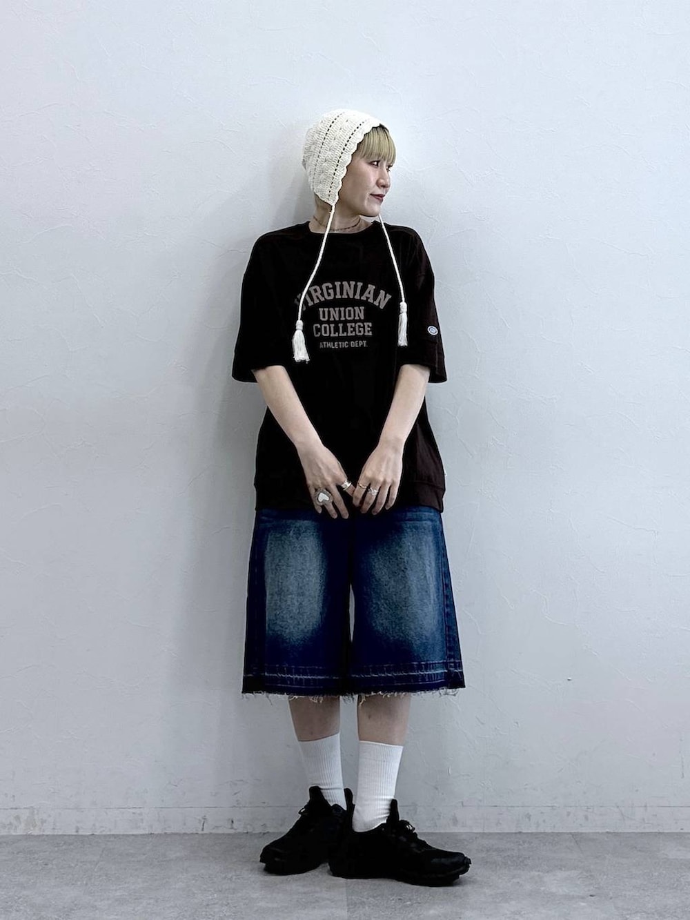 ブルー系のデニムパンツ、ブラウン系のTシャツ/カットソー、ホワイト系のニットキャップ/ビーニーを着用したレディースの夏コーディネートの2枚目の写真