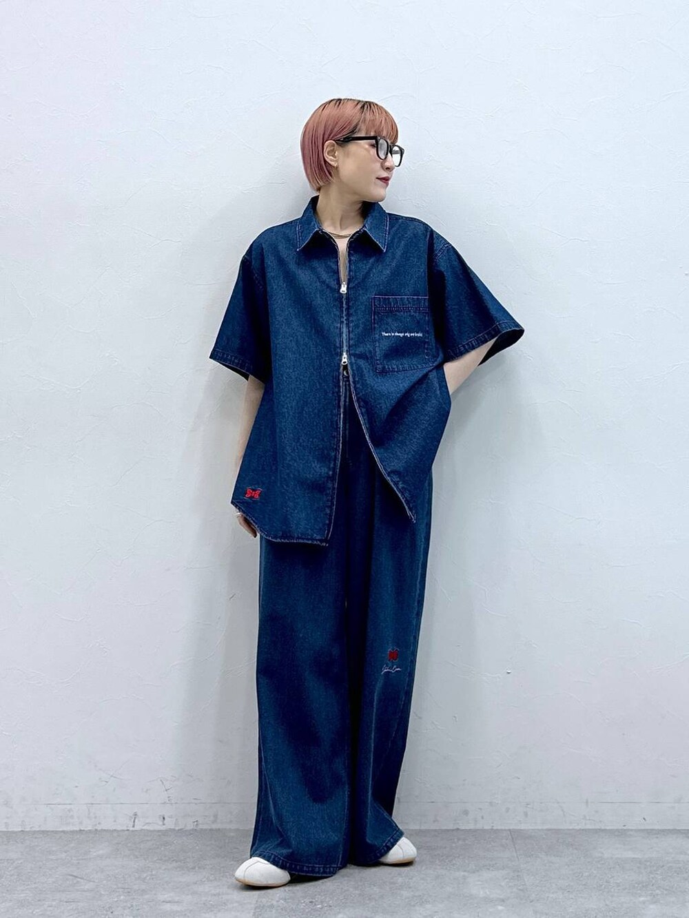 ホワイト系のスニーカー、グレー系のメガネを着用したレディースの春コーディネートの3枚目の写真