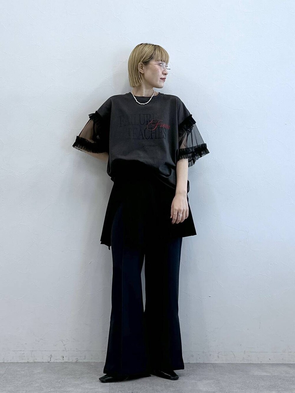 グレー系のTシャツ/カットソー、その他のスラックス、ブラック系のスカートを着用したレディースの夏コーディネートの4枚目の写真