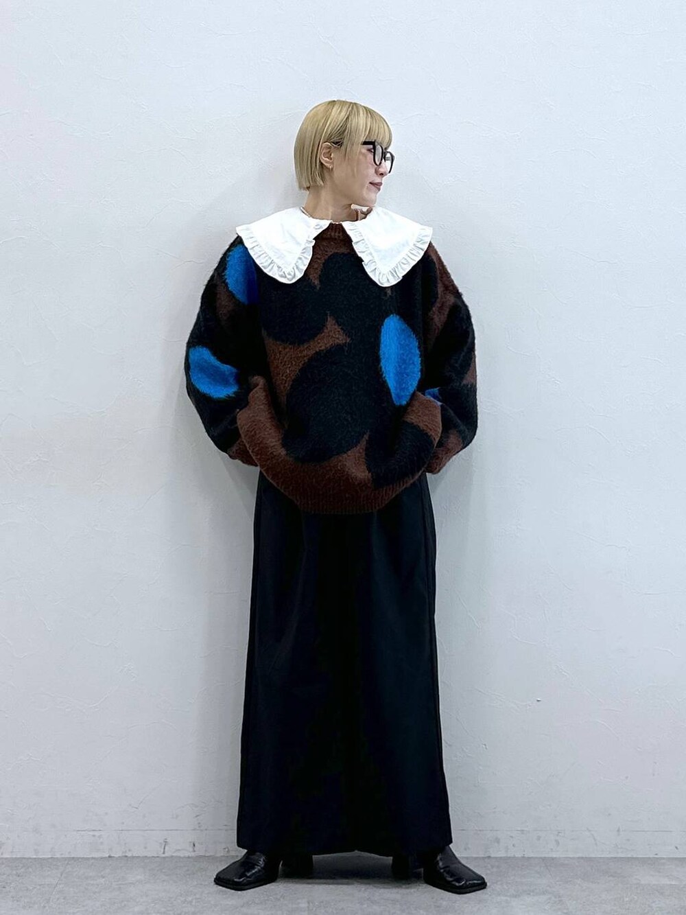 ブラック系のテーラードジャケット、ブラウン系のニット/セーター、ホワイト系のシャツ/ブラウスを着用したレディースの秋コーディネートの3枚目の写真