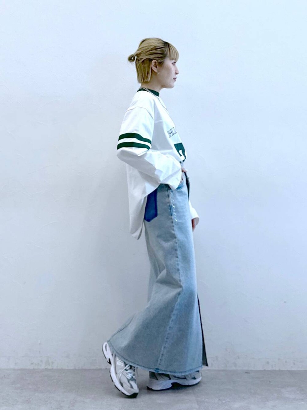 ブルー系のデニムスカート、ホワイト系のTシャツ/カットソーを着用したレディースの冬コーディネートの5枚目の写真