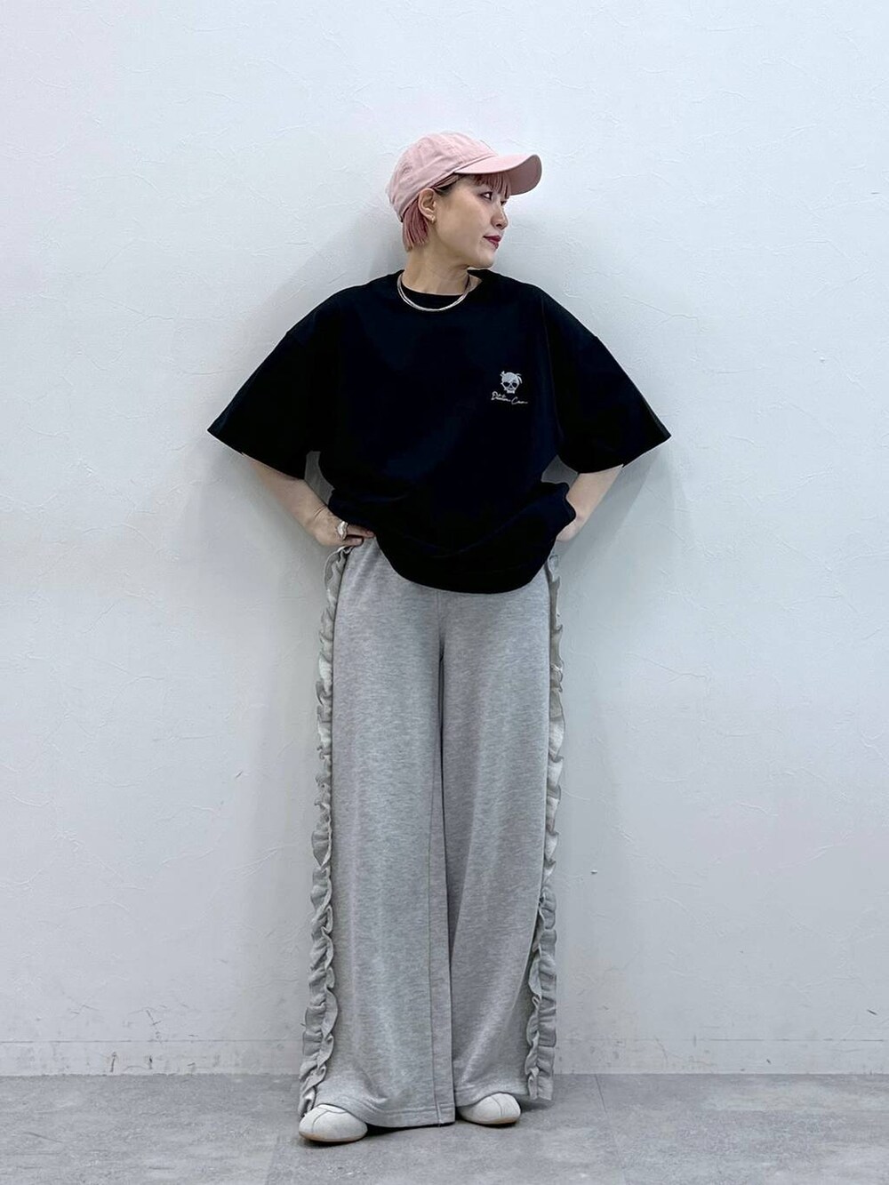 ホワイト系のスニーカー、グレー系のスウェットパンツを着用したレディースの春コーディネートの5枚目の写真