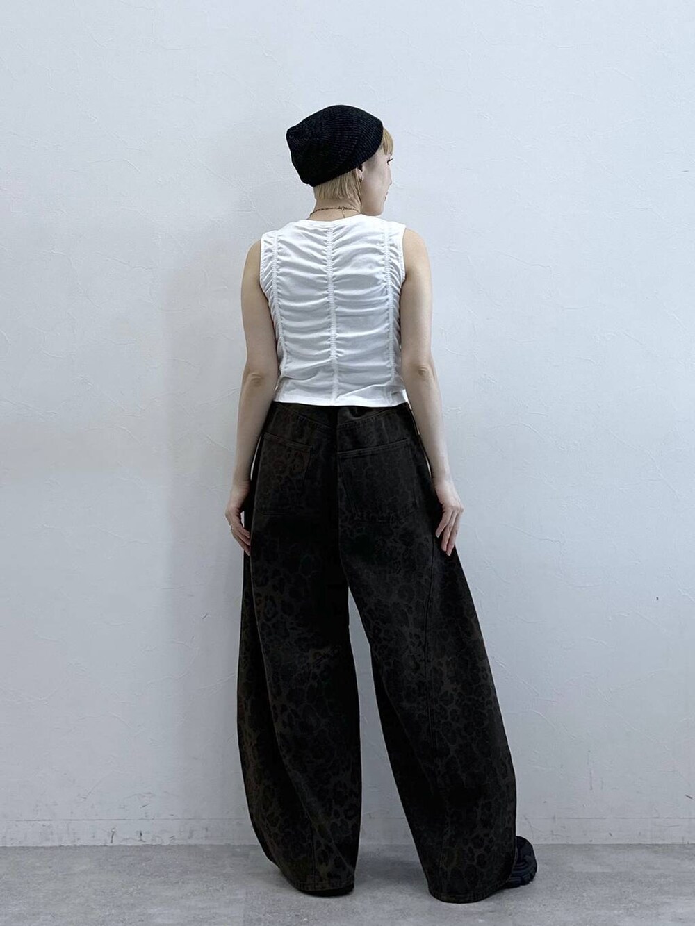 ブラック系のサンダル、ブラウン系のデニムパンツ、ホワイト系のTシャツ/カットソーを着用したレディースの春コーディネートの5枚目の写真