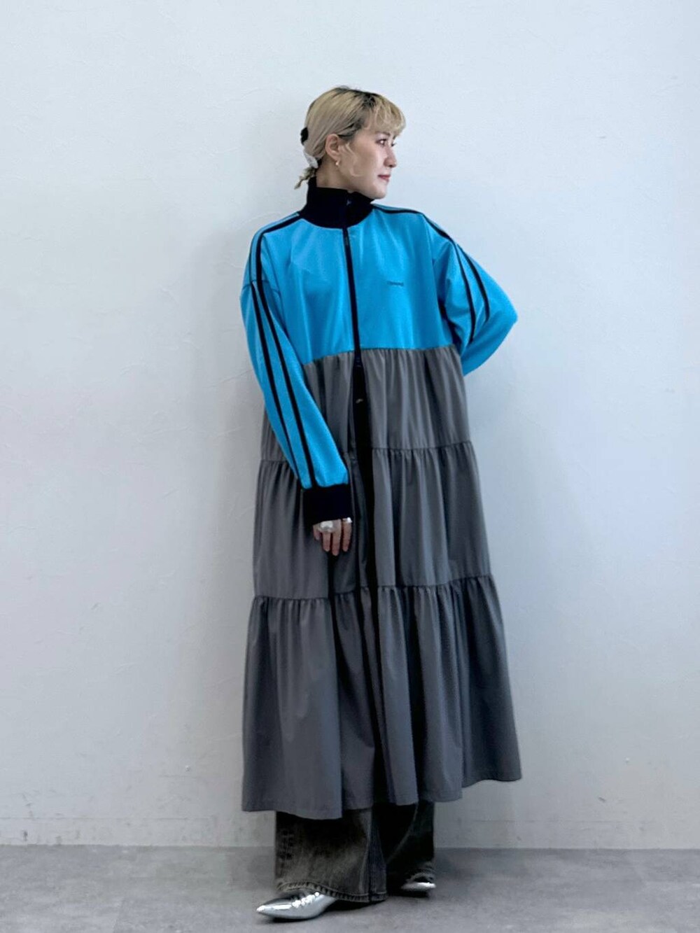 シルバー系のパンプス、ブラック系のデニムパンツ、その他のヘアピンを着用したレディースの秋コーディネートの4枚目の写真