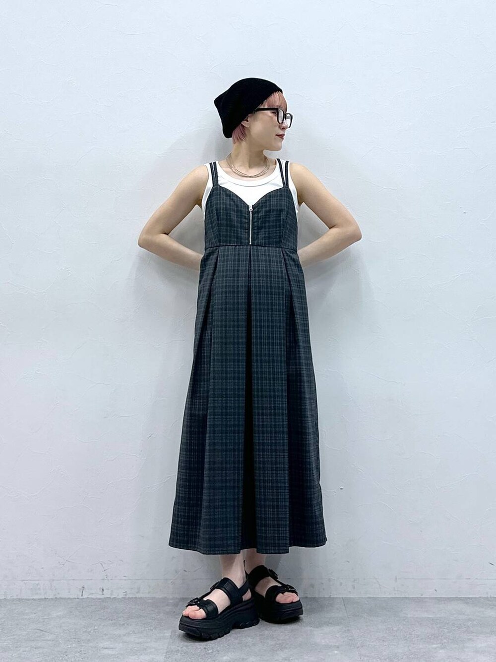 ブラック系のサンダル、グレー系のワンピース、ホワイト系のタンクトップを着用したレディースの春コーディネートの2枚目の写真