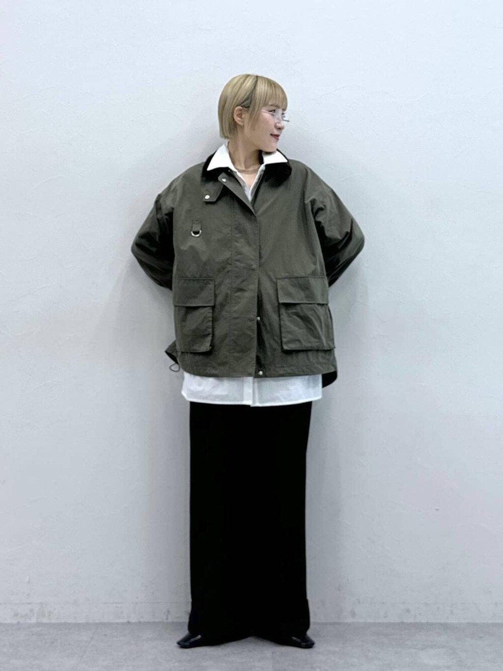 ホワイト系のシャツ/ブラウス、ブラウン系のスラックスを着用したレディースの冬コーディネートの4枚目の写真