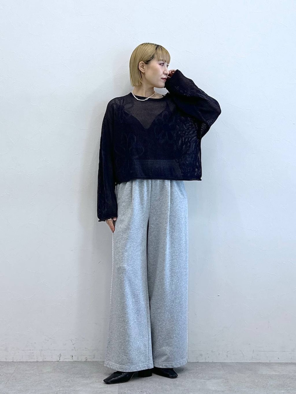 「RAGEBLUEのサイドミニレース/イージースウェットパンツ（スウェットパンツ、グレー系）」を使った、たけおさん（レディース・157cm）の夏コーディネートの5枚目の写真