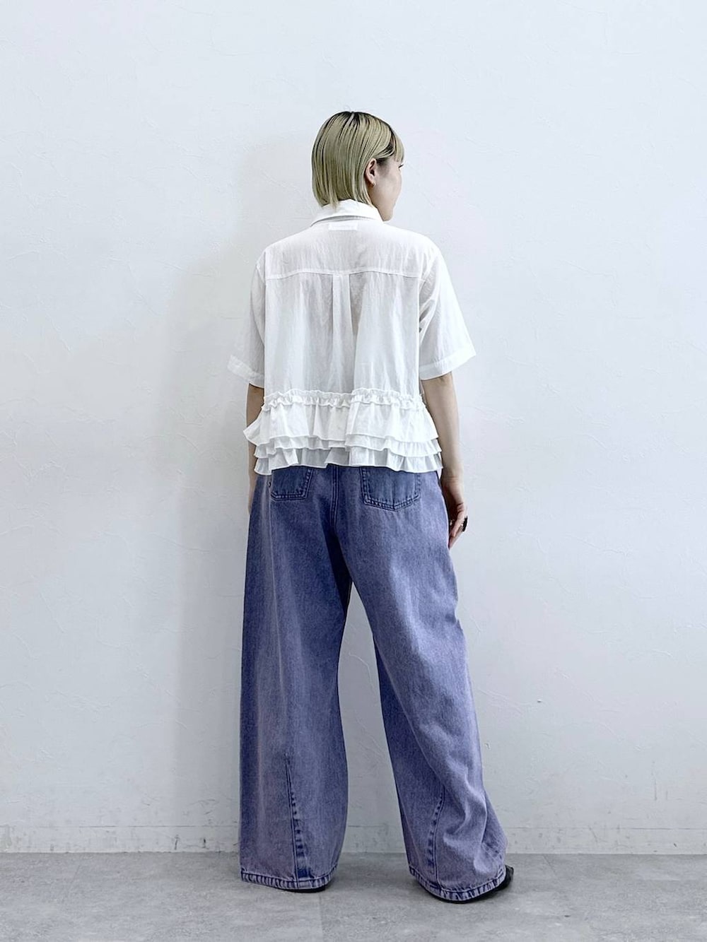 ピンク系のデニムパンツ、ホワイト系のシャツ/ブラウスを着用したレディースの夏コーディネートの5枚目の写真