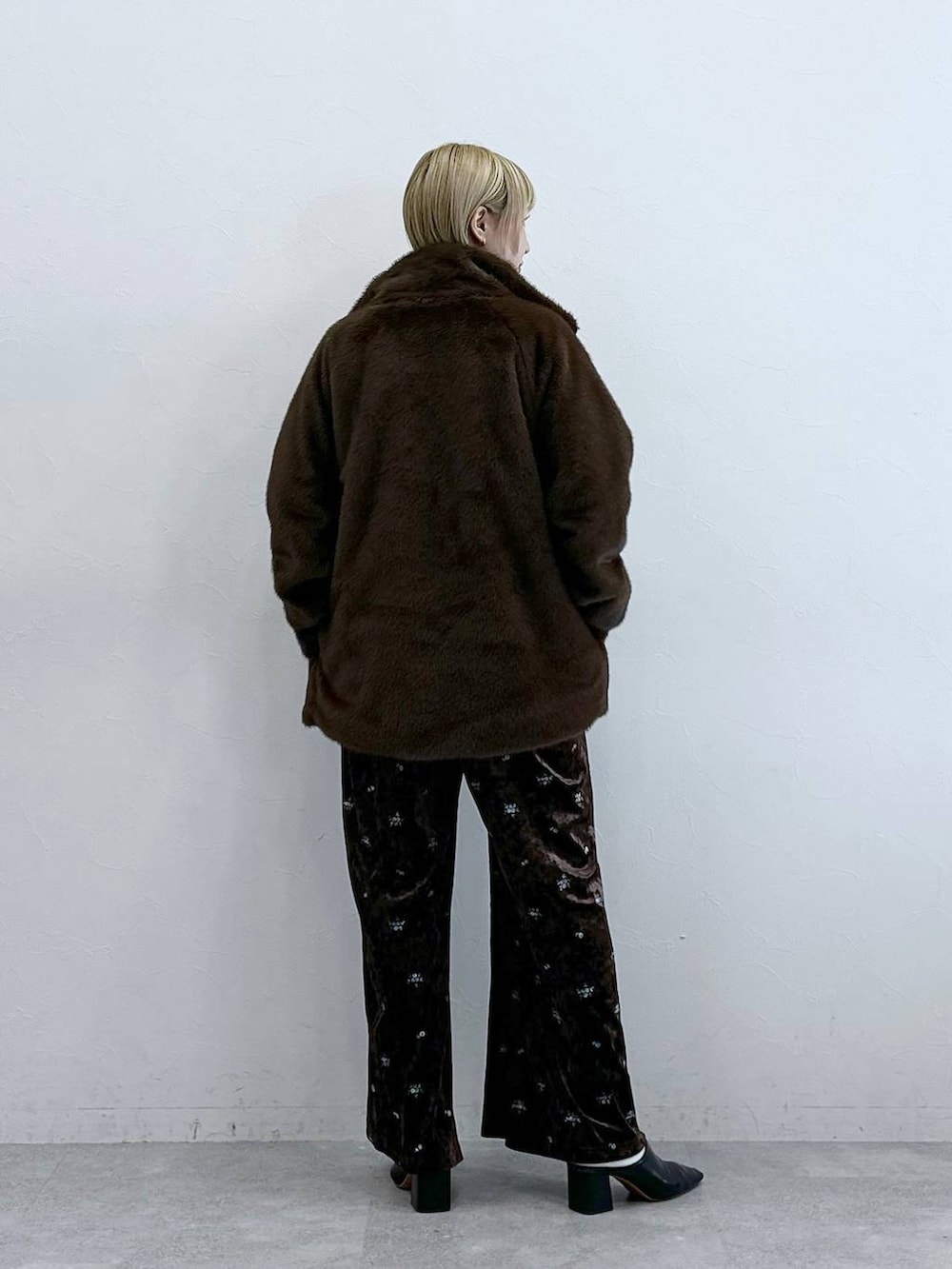 ブラウン系のスウェットパンツ、ブラウン系のブルゾン、イエロー系のシャツ/ブラウスを着用したレディースの秋コーディネートの6枚目の写真