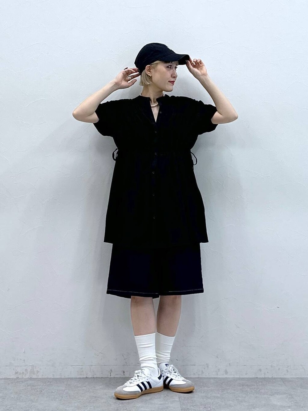 ブラック系のシャツ/ブラウス、ブルー系のデニムパンツを着用したレディースの夏コーディネートの4枚目の写真