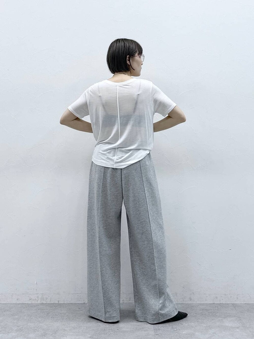 グレー系のスウェットパンツ、ホワイト系のTシャツ/カットソーを着用したレディースの春コーディネートの5枚目の写真
