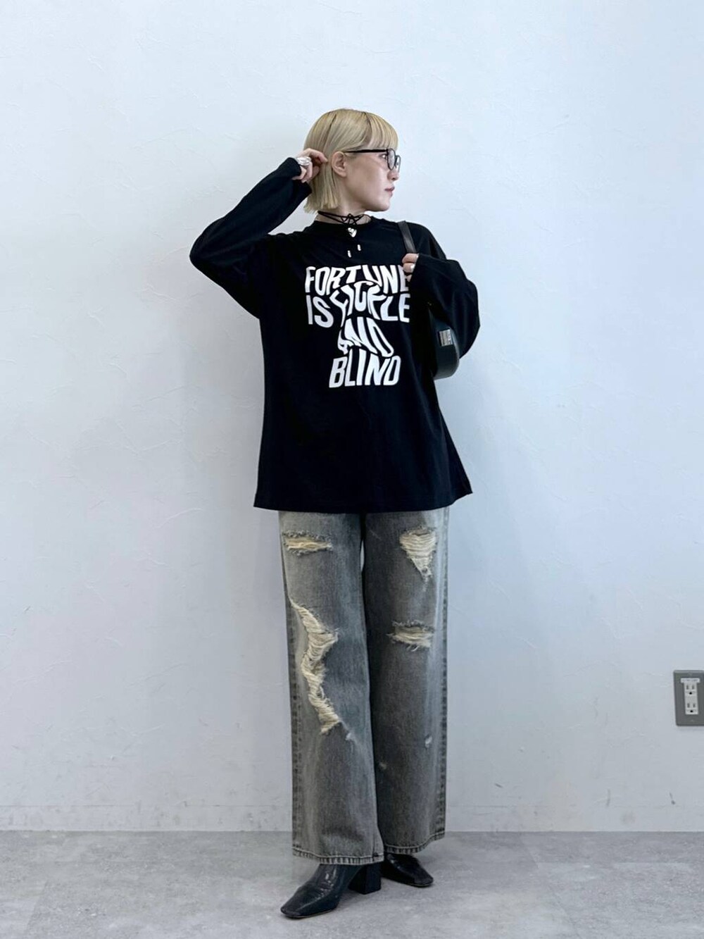 ブラック系のデニムパンツ、ブラック系のTシャツ/カットソー、その他のネックレスを着用したレディースの夏コーディネートの4枚目の写真