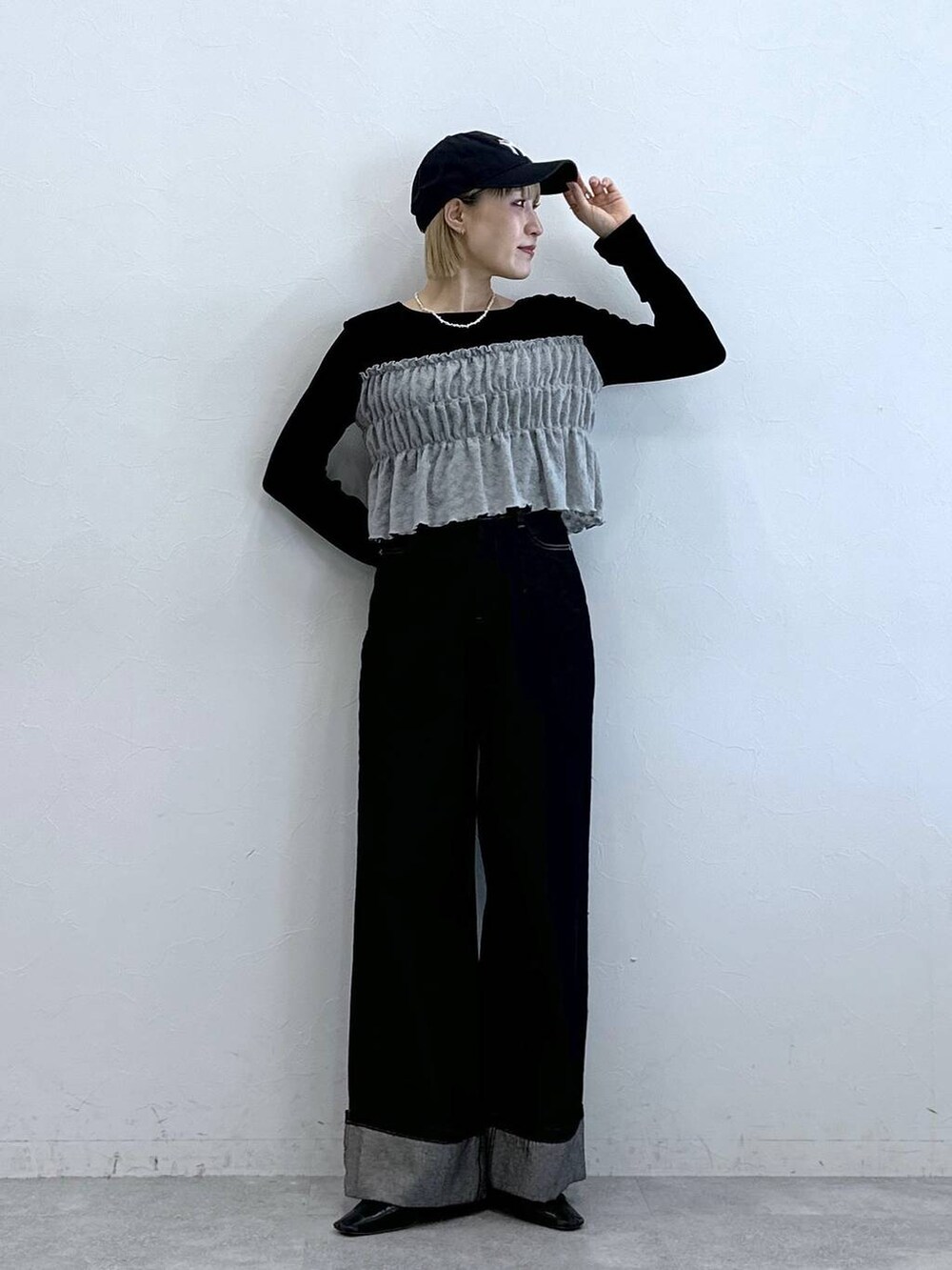 ブラック系のデニムパンツ、ブラック系のTシャツ/カットソーを着用したレディースの夏コーディネートの3枚目の写真
