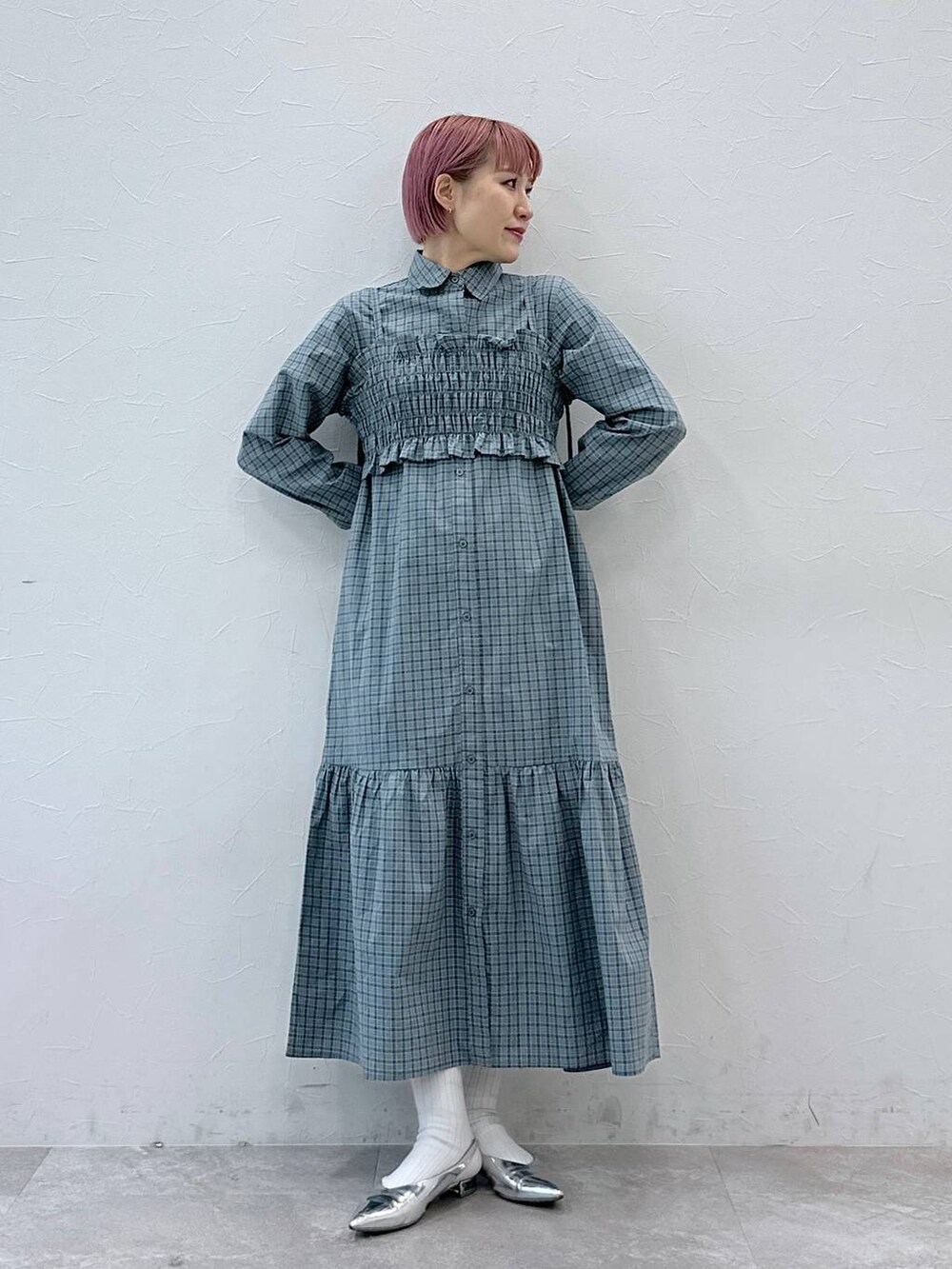 ブルー系のシャツワンピースを着用したレディースの冬コーディネートの6枚目の写真