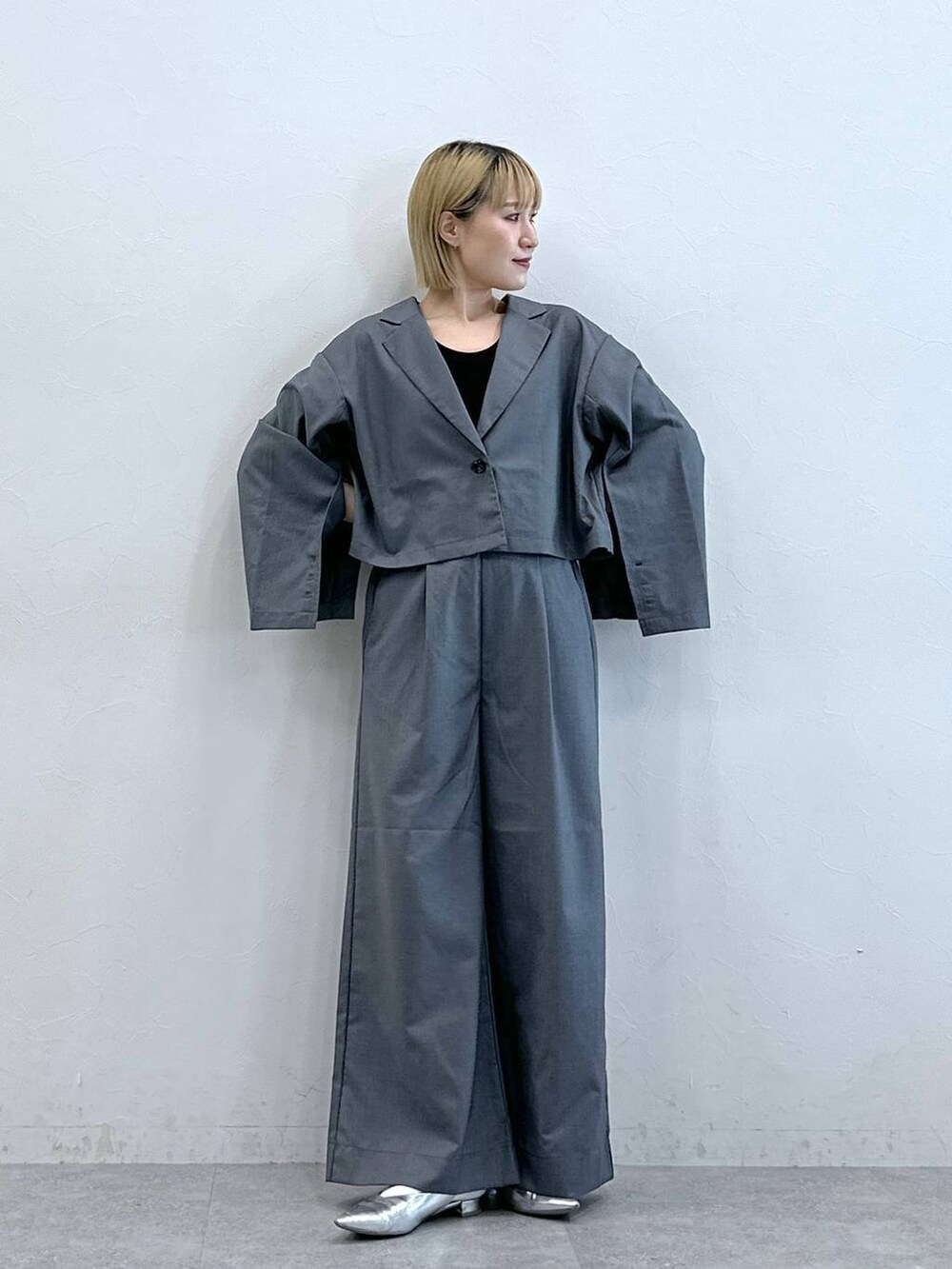 グレー系のテーラードジャケットを着用したレディースの夏コーディネートの3枚目の写真