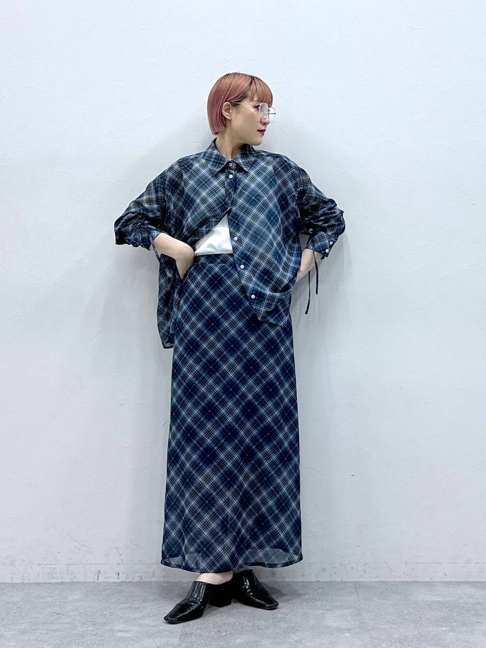 ブルー系のスカート、ブルー系のシャツ/ブラウスを着用したレディースの春コーディネートの4枚目の写真