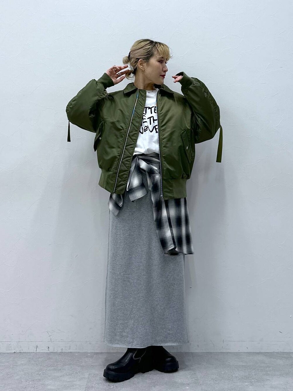 ブラック系のシャツ/ブラウス、ブラック系のブーツ、ホワイト系のTシャツ/カットソーを着用したレディースの秋コーディネートの3枚目の写真