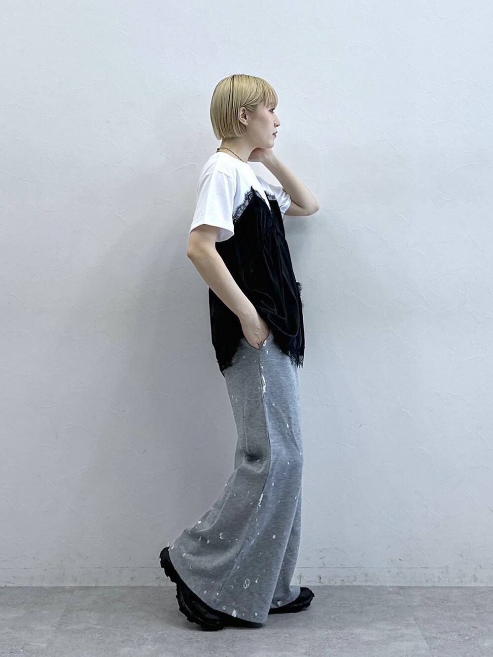 ホワイト系のTシャツ/カットソー、グレー系のスウェットパンツを着用したレディースの春コーディネートの4枚目の写真