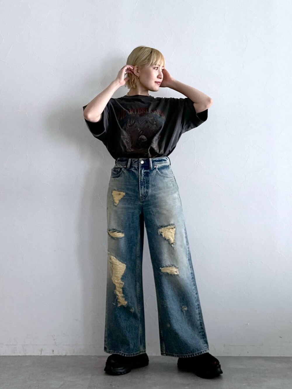 ブラック系のTシャツ/カットソー、ブラック系のサンダル、ブラック系のデニムパンツを着用したレディースの夏コーディネートの4枚目の写真