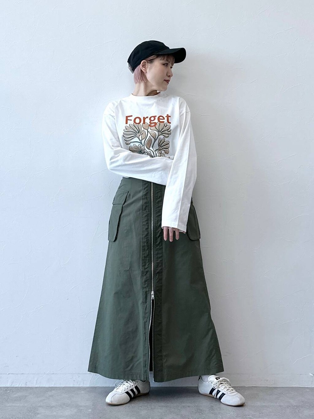 「RAGEBLUEのフロントプリント/グラフィックロンT（Tシャツ/カットソー、ホワイト系）」を使った、たけおさん（レディース・157cm）の春コーディネートの2枚目の写真