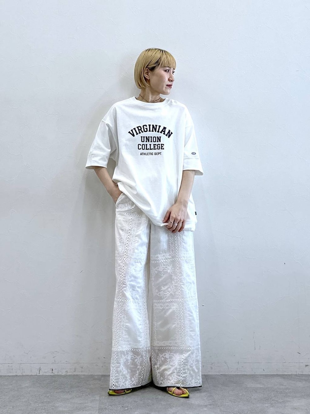 ホワイト系のTシャツ/カットソー、ホワイト系のその他パンツを着用したレディースの春コーディネートの3枚目の写真