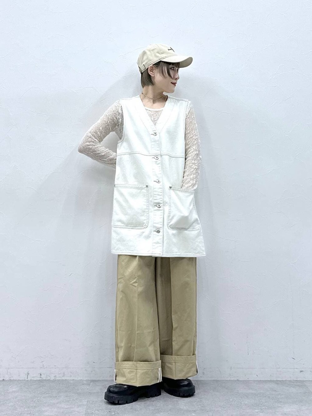ホワイト系のTシャツ/カットソー、ブラック系のパンプス、ピンク系のニット/セーターを着用したレディースの冬コーディネートの5枚目の写真