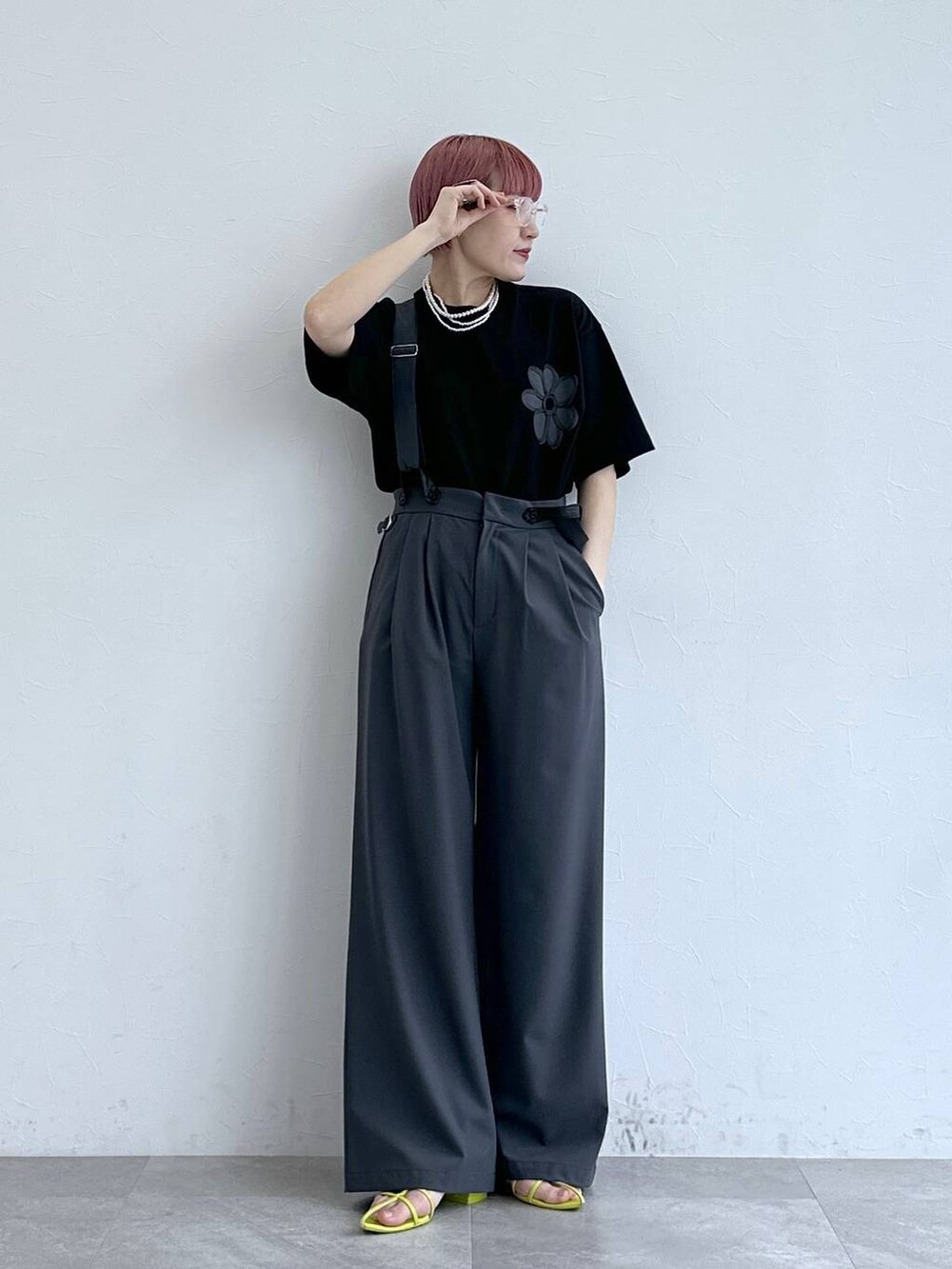 グレー系のスラックス、ブラック系のTシャツ/カットソーを着用したレディースの春コーディネートの2枚目の写真