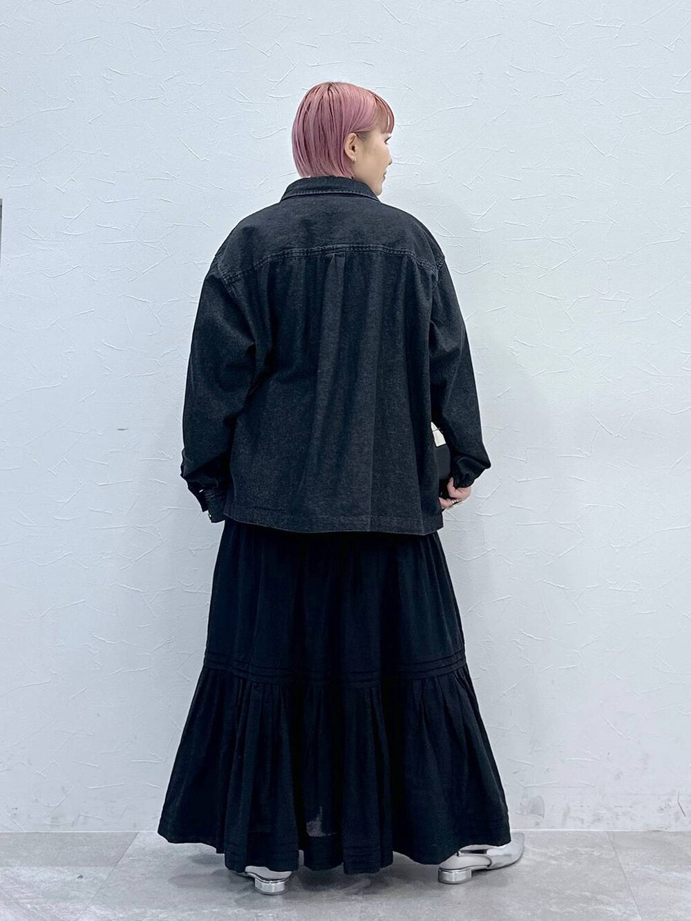 ブラック系のスカート、シルバー系のパンプス、ブラック系のシャツ/ブラウスを着用したレディースの冬コーディネートの5枚目の写真