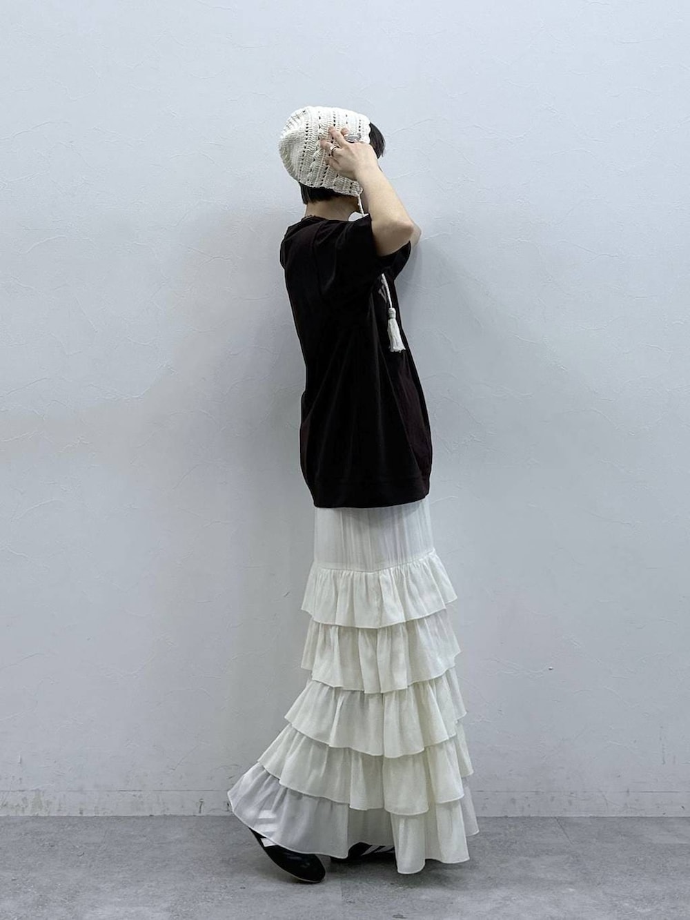 ブラウン系のTシャツ/カットソー、ホワイト系のスカート、ホワイト系のニットキャップ/ビーニーを着用したレディースの春コーディネートの5枚目の写真