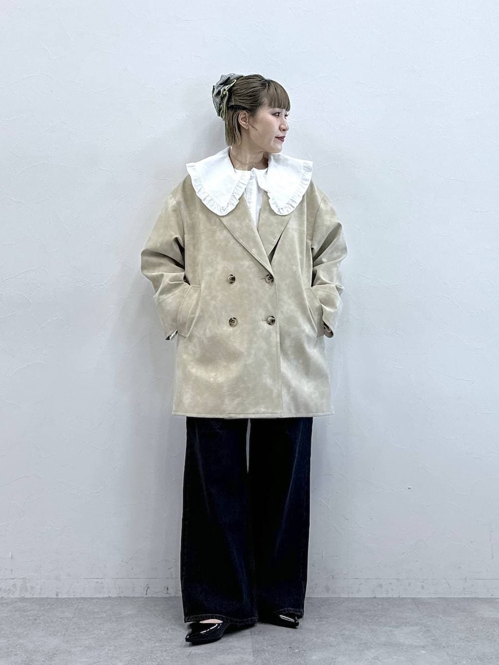 ホワイト系のシャツ/ブラウス、ブラック系のパンプス、ホワイト系のテーラードジャケットを着用したレディースの冬コーディネートの4枚目の写真